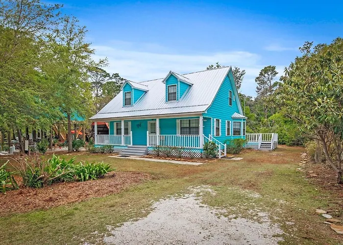 Holiday home 3br-pets-yard -bay Access -wi-fi *