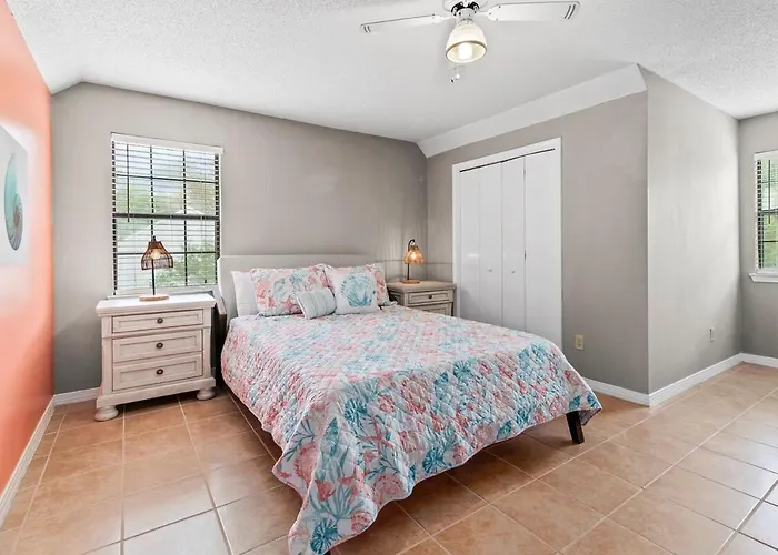 Holiday home 3br-pets-yard -bay Access -wi-fi *