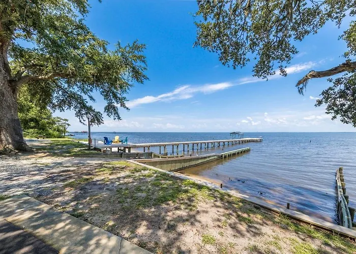 Holiday home 3br-pets-yard -bay Access -wi-fi *