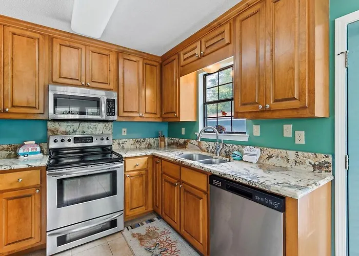Holiday home 3br-pets-yard -bay Access -wi-fi *